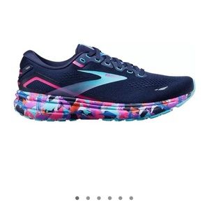 Women’s size 10 wide Brooks tennisshoes